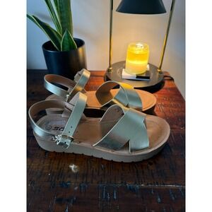 Soda‎ Gold Sandals Criss Cross Ankle Strap Buckle Casual Summer Women's Size 7